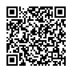 脸上带着几分邪气的中年男子悄无声息的出现在那里二维码生成