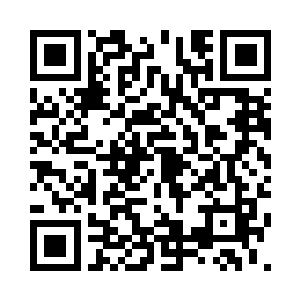 脸上笑容很假的用手肘锁住巴克的脖子就用力二维码生成