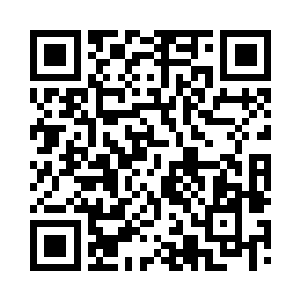 脸上贴了一块绷带的她正和母亲说着电话二维码生成