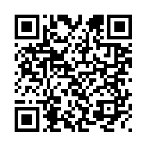 自己坐床上假装不在意地看漫画书二维码生成