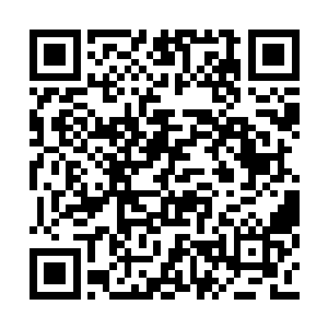 自己的男人此时此刻正在国外忙碌着自己的生意二维码生成