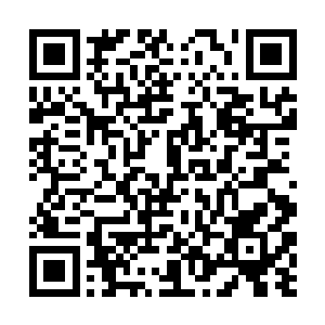 自然是要把这椅子给挪到公堂正中央的书案后面去了二维码生成