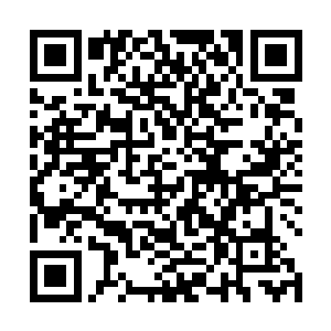 至于现在的贝海则是负责手中拿着手机轮流到三人拍照二维码生成