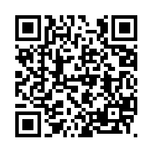 至少有六十名女性站在酒店门口整齐排列二维码生成