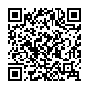 舒曼琳穿着一身南疆圣女的华丽的黄衣款款而出二维码生成