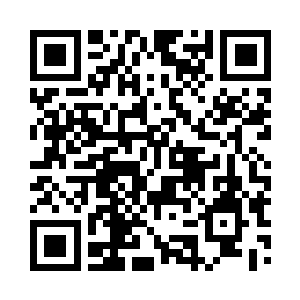 舔嘴咂舌的又去锅里掰了一块杂合面饼子二维码生成