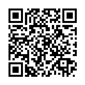 舞台前还有几个端着相机记录的学生二维码生成
