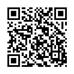 艰难的在向外涌出的人群中逆行到男人身前二维码生成