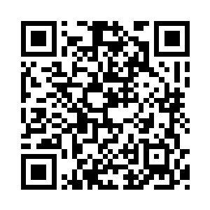 艾琳的对手一只手护住了脖子避免被艾莉抓到二维码生成