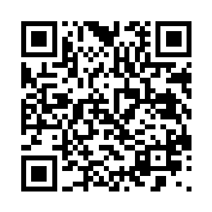 芮和盖尔在一张野餐桌下追同一只青蛙二维码生成