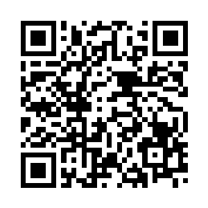 芮阁一只手嫌弃地揪住弄脏的衬衫二维码生成