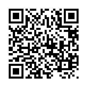 花久久奋力跑到门口却发现门根本打不开二维码生成