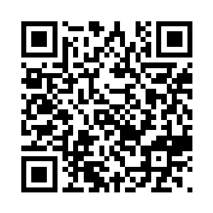 苏叶轻轻的褪下披在王小亚身上的西装二维码生成