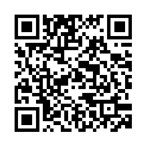 苏墨尘扶着唯一摆在他房间的陶瓷二维码生成