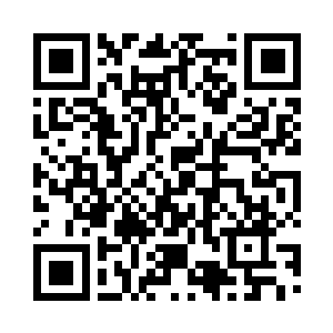 苏换成和抱着苏依依的欧阳情站在门口二维码生成