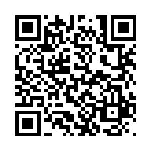 苏正刚搬了两张椅子放在一张电脑前二维码生成