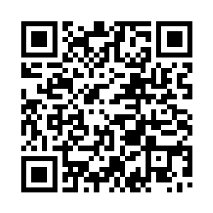 苏落和李漫漫站在黑云拍卖行前面二维码生成