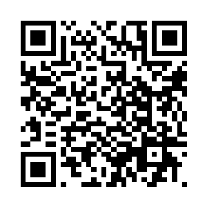 苏落正在往万古仙禽的身体上刷香油二维码生成