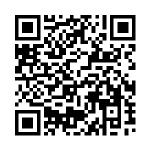 若有所思地打量着大屏幕上的图表二维码生成