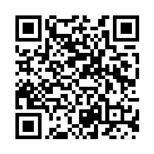 若有所思的望着落地窗外缓缓飘落的红色枫叶二维码生成