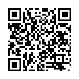 茱蒂在疯狂地按着黑莓手机的按钮二维码生成