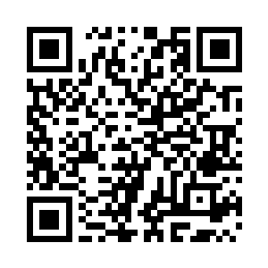 草地上不规则的分布着斑状的黑色火烧痕迹二维码生成