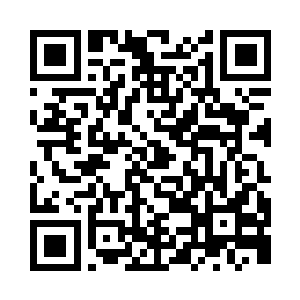 荣光一个人在绿草如茵的足球场上慢跑二维码生成