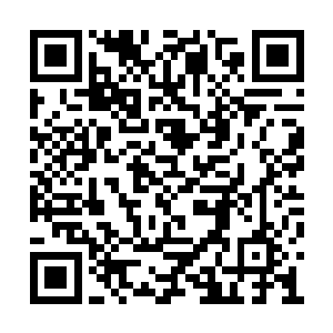 荣光做出了要把足球绕过去继续往前突破的架势二维码生成