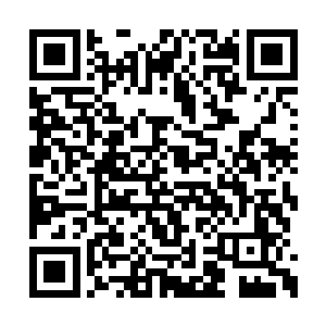 荣荣速度奇快的他在禁区里抢先一步抢到了足球二维码生成