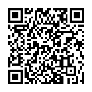 荣驰的车刚好从医院大门边的地下停车场出口处开出来二维码生成