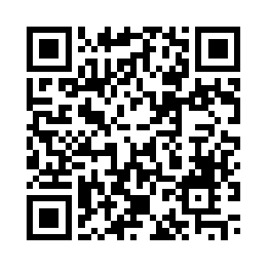 莫倩妮从杨辰手中接过自己的行李二维码生成