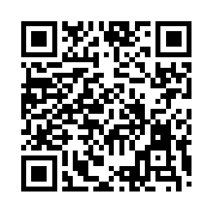 莫倩妮正伏在办公桌上翻阅着一份计划书二维码生成