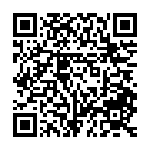 莫名其妙背了一个处罚的张铁有些郁闷的低着脑袋正要离开广场二维码生成