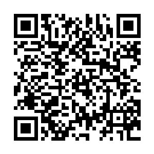 菲尔顿拿着一瓶酒摇摇晃晃的从路边的酒馆中走了出来二维码生成