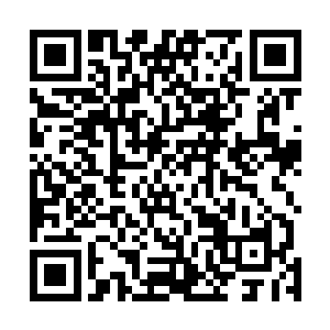 菲尼斯震怒的一拍桌子 身前的桌子瞬间就成了一堆碎木二维码生成