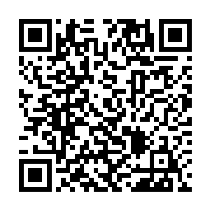 萧劲风已经蹬着自行车在他家门口等得有些不耐烦了二维码生成