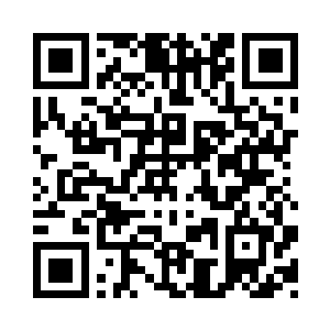 萧岐山正在看博古架上一个紫竹笔筒二维码生成