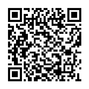 萧黎突地低头咬上夏侯赢扣在她颈脖上的手手臂二维码生成