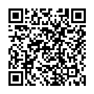 萨德兰舰长从口袋里掏出一个银色打火机给雪茄点上火二维码生成