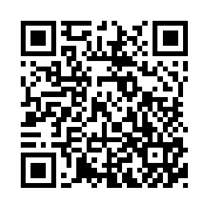 落入站在一块巨大陨石上的某个中年人手上二维码生成