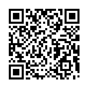 落在了一套羊毛呢的黑白细花格子套装上二维码生成