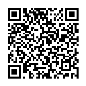 落落又望向散席里先前那个大发谬论的寒酸年轻学子二维码生成