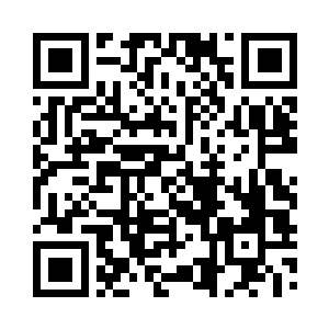 蓝眼睛里藏着阴霾――他的眼神从她脸上移开二维码生成