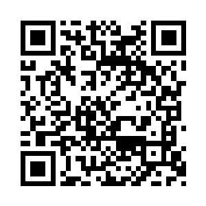 蕾切尔却调皮的钻到被子下面偷袭自己的事情二维码生成