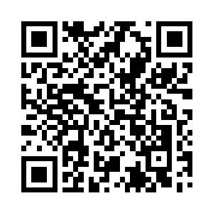 蜷曲着双腿坐在沙发上无聊的看着电视二维码生成