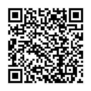 行军队伍中能看到四个人扛着走的大正一年式重机枪二维码生成