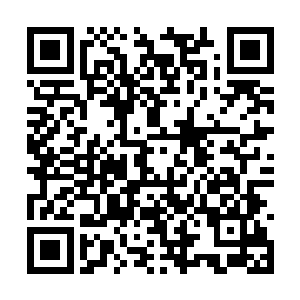 街口处有华夏军的士兵挥手从侧面的坡道上跑下来二维码生成