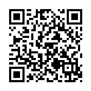 街道两边空地上还有很多小摊小贩在大声叫卖二维码生成