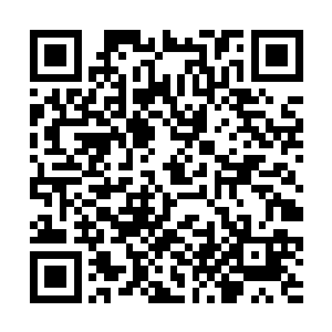 衣卒手中拿着一块令牌以最快速度冲去一座高山之上二维码生成