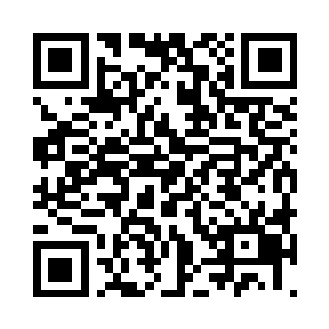 衣摆荡起的波浪在红色的绣花鞋上轻轻拂过二维码生成